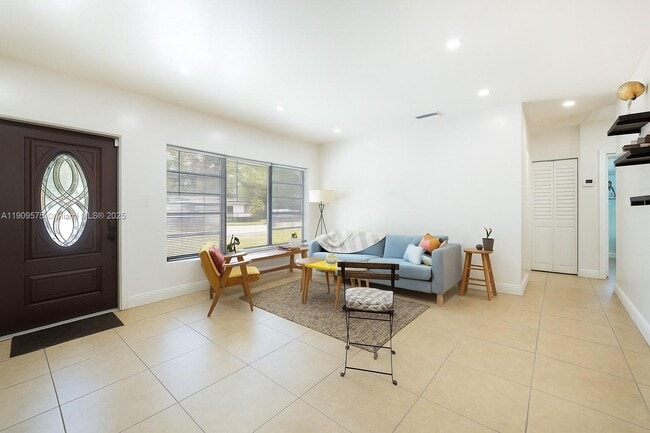 250 NE 170th St in North Miami Beach, FL - Building Photo - Building Photo