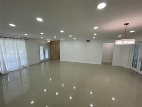 1400 E Hawthorne Cir in Hollywood, FL - Building Photo - Building Photo