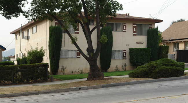 1455 Raymond Ave in Pasadena, CA - Foto de edificio - Building Photo