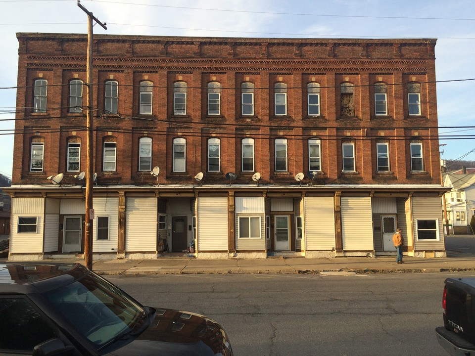 44 S 6th St in Shamokin, PA - Building Photo