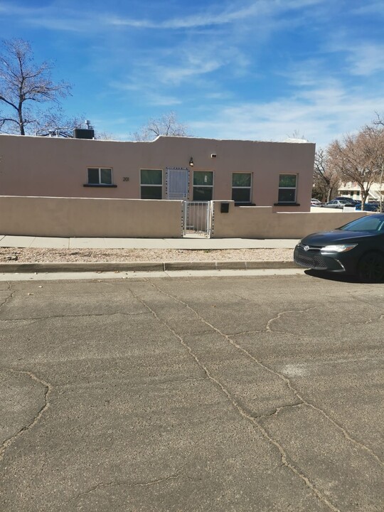 201 Pine St SE in Albuquerque, NM - Building Photo