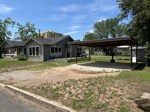 415 S Guadalupe St in Seguin, TX - Building Photo - Building Photo