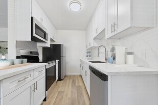 1102 Idaho Apartments in Santa Monica, CA - Building Photo