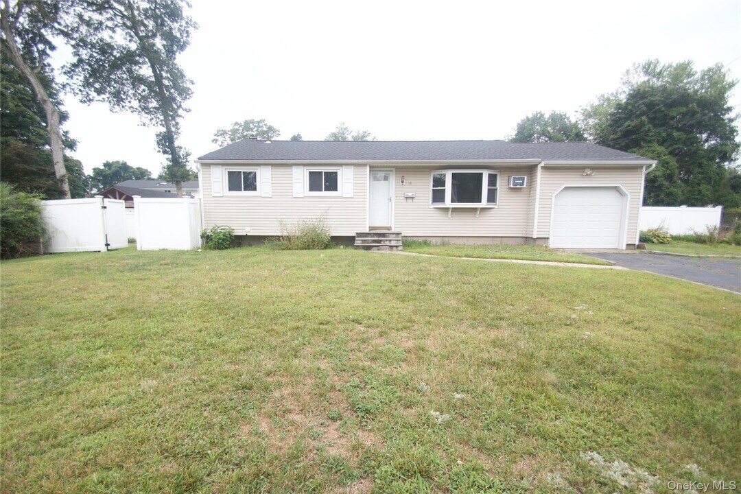 18 Johnson Ave in Wheatley Heights, NY - Building Photo