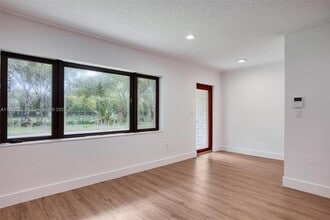 6230 SW 112th St in Miami, FL - Building Photo - Building Photo