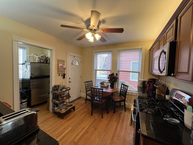 379 Highland Ave, Unit First Floor in Somerville, MA - Foto de edificio - Building Photo