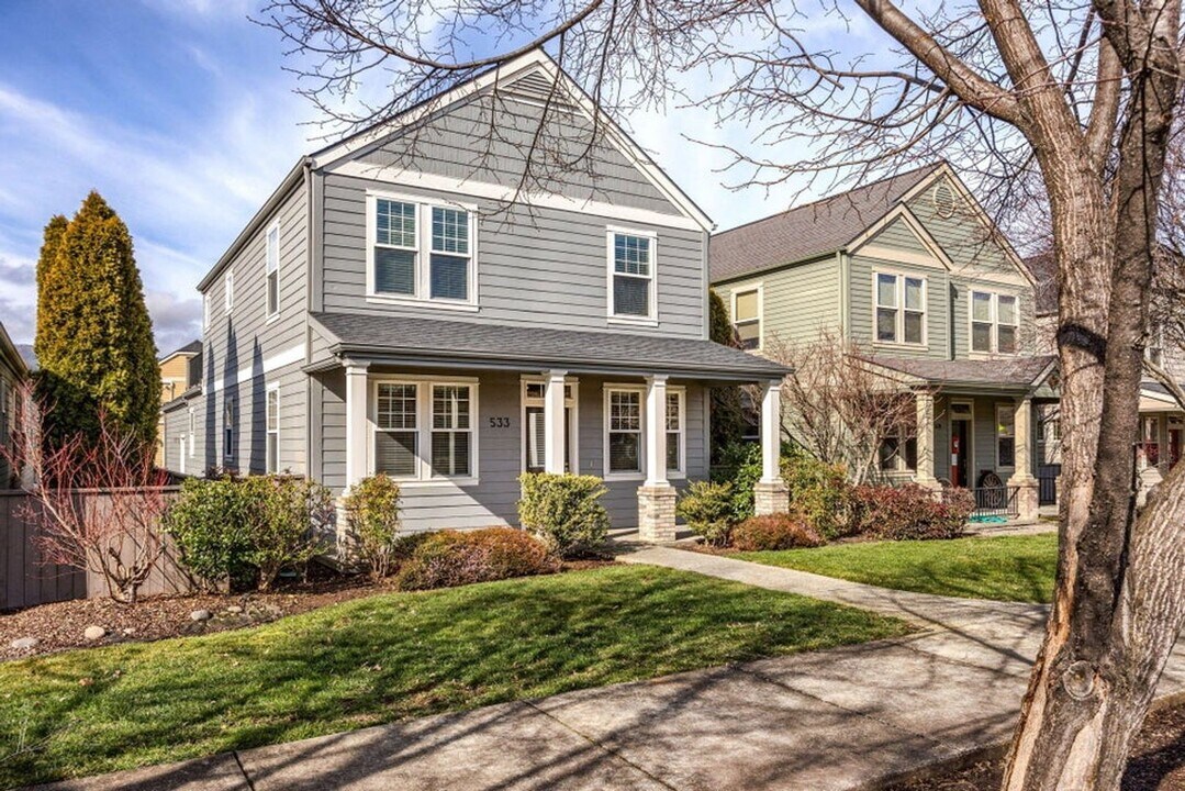 533 N Mountain Ave in Ashland, OR - Building Photo