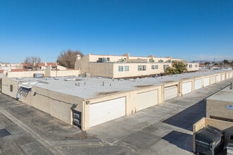 Green Tree Estates in Victorville, CA - Foto de edificio - Building Photo