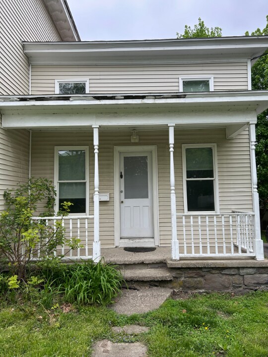331 W 5th St in Oswego, NY - Building Photo