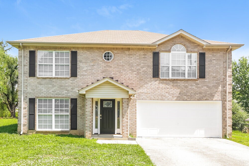 200 Lake Forest Dr in La Vergne, TN - Building Photo
