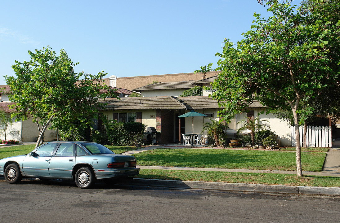 406 W Fairway Dr in Orange, CA - Building Photo