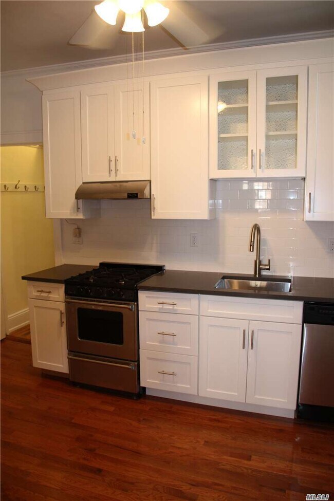 484 Plandome Rd-Unit -2nd Fl in Manhasset, NY - Building Photo - Building Photo