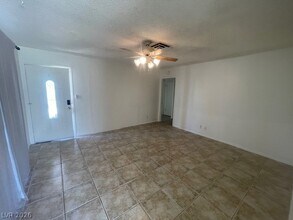 7055 Sylvan Oak Dr in Las Vegas, NV - Building Photo - Building Photo