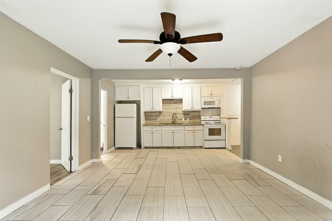 1718 N Travis Ave in Cleveland, TX - Building Photo - Building Photo