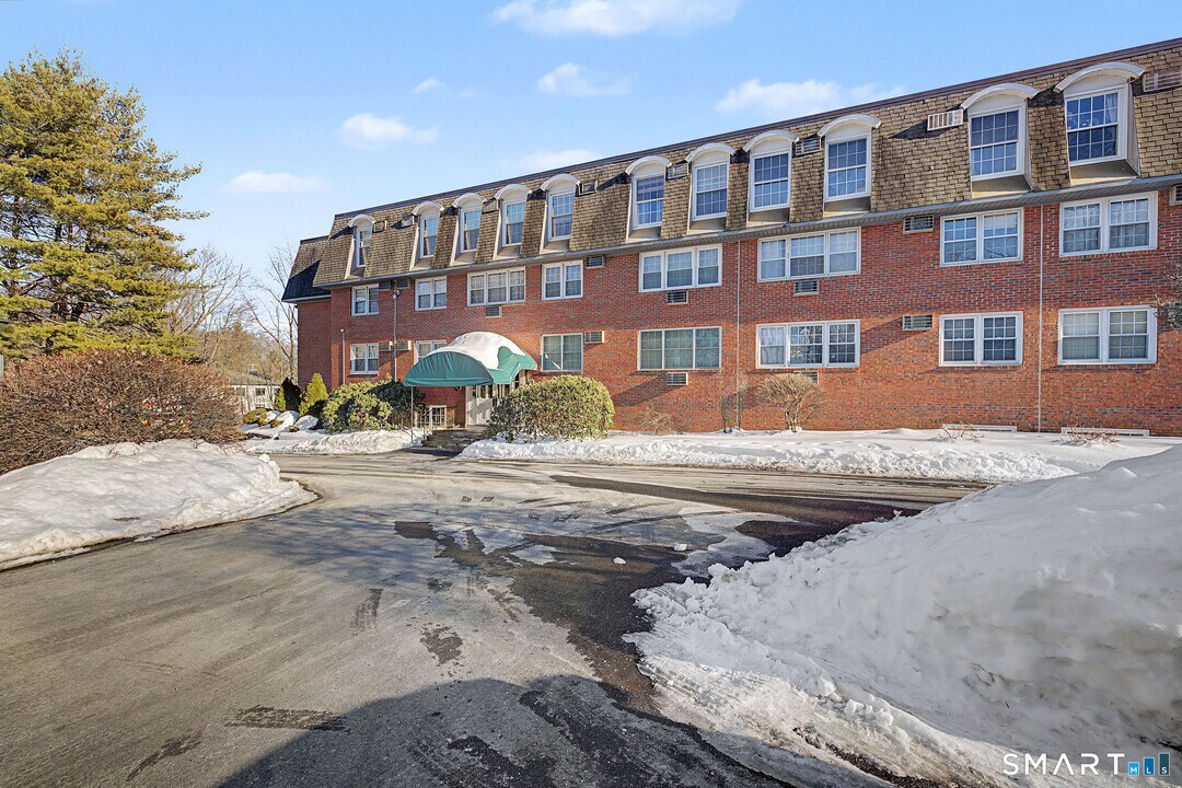 34 A Padanaram Rd in Danbury, CT - Building Photo