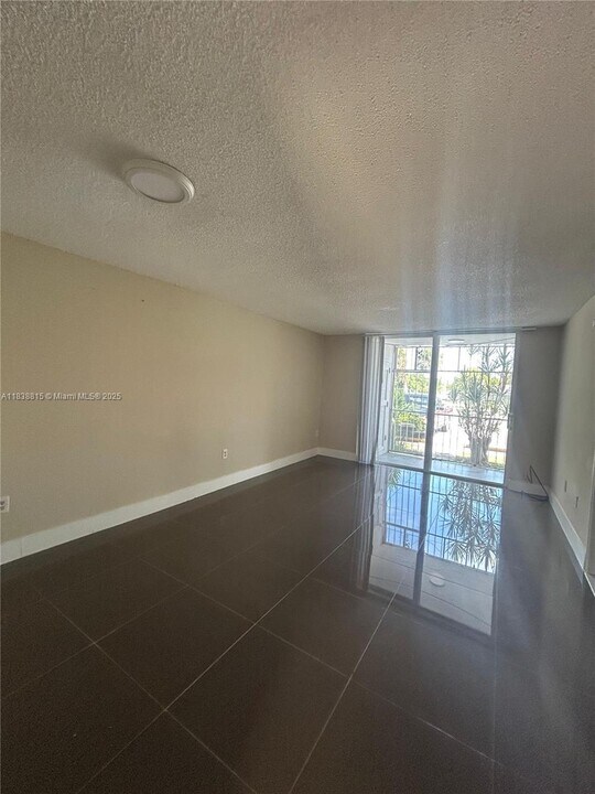 19851 SW 114th Ave in Miami, FL - Building Photo