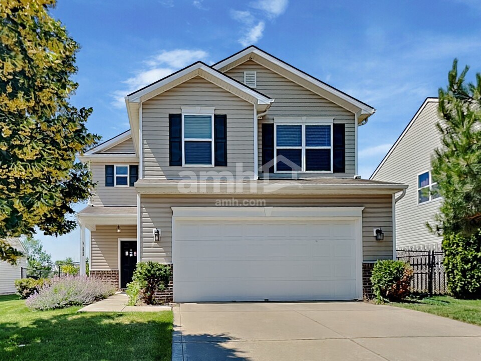3862 Dusty Sands Rd in Whitestown, IN - Building Photo