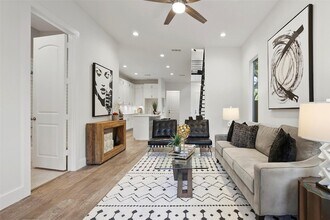 933 W Eighth Street Unit in Dallas, TX - Building Photo - Building Photo