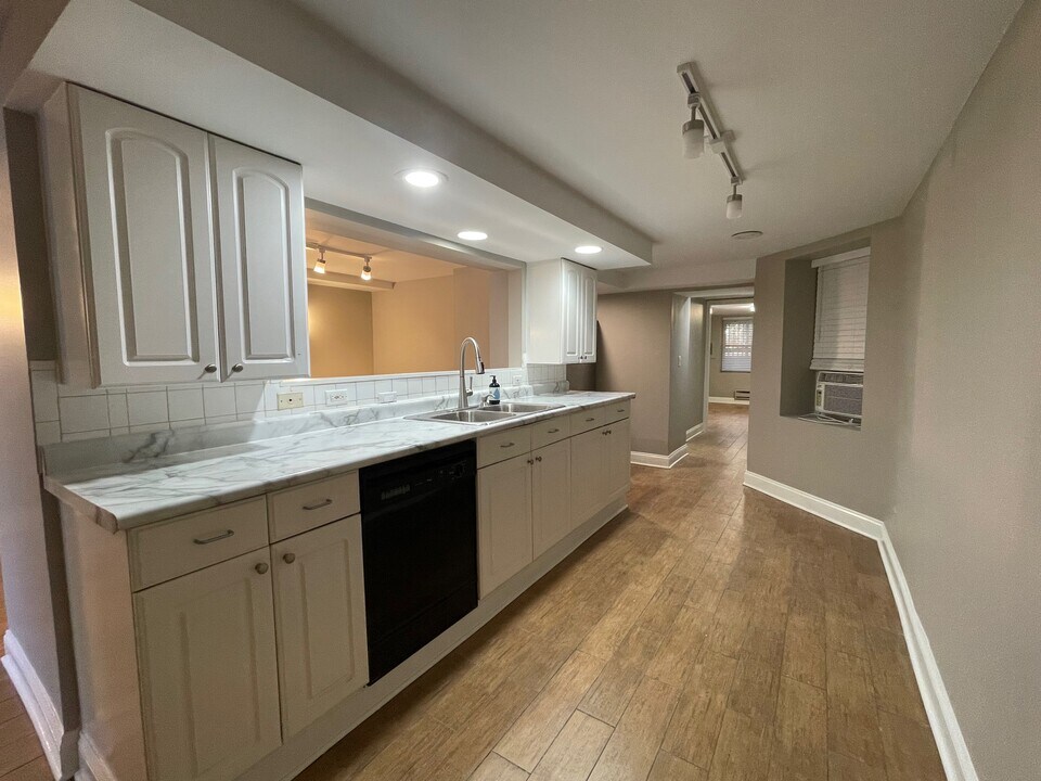 718 W Cornelia Ave, Unit G in Chicago, IL - Building Photo