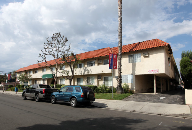 Dearborn Apartments in Northridge, CA - Foto de edificio - Building Photo