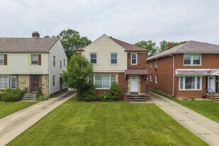 2416 Warrensville Center Rd in University Heights, OH - Building Photo