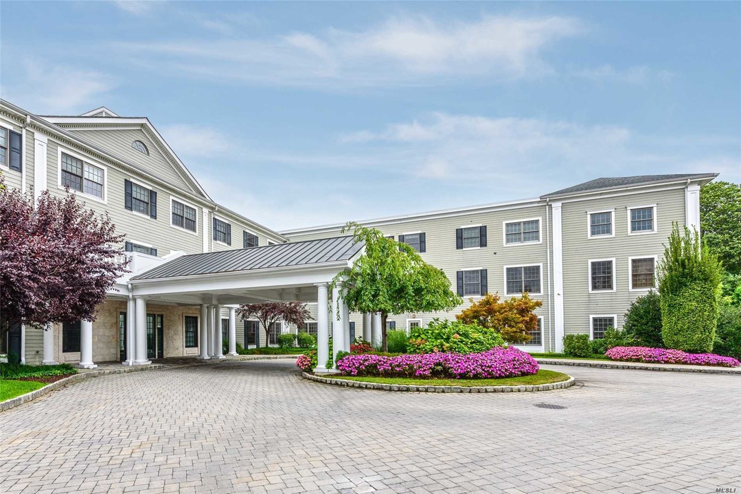 61 Bryant Ave-Unit -313 in Roslyn, NY - Building Photo