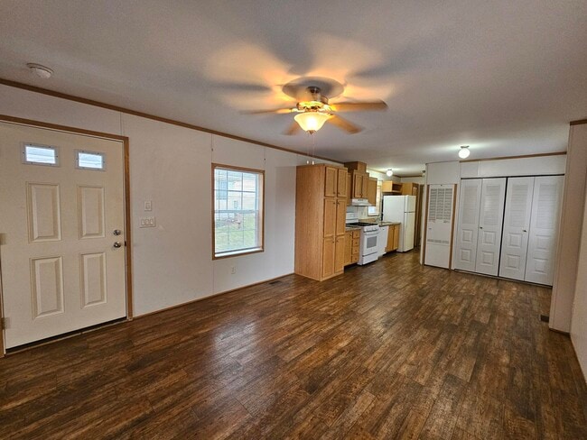 4 Parkview Dr in New Hartford, NY - Foto de edificio - Building Photo