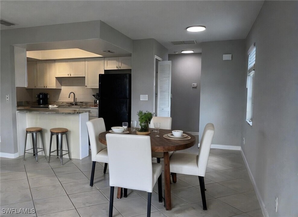303 SW 3rd Pl in Cape Coral, FL - Foto de edificio