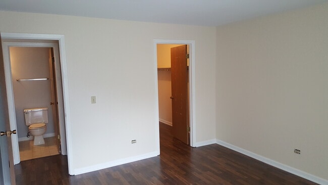 33561 N Royal Oak Ln in Grayslake, IL - Building Photo - Building Photo