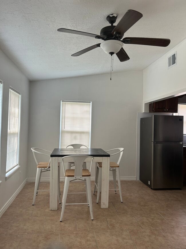 2725 Deer St in Corpus Christi, TX - Building Photo - Building Photo