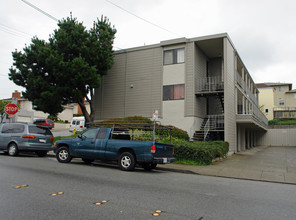 114-118 Orange Ave in South San Francisco, CA - Building Photo - Building Photo