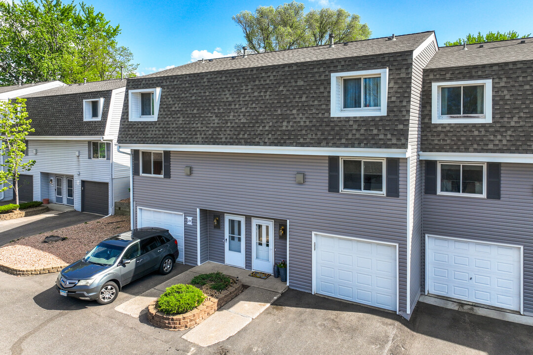 McKnight Townhomes in Maplewood, MN - Building Photo