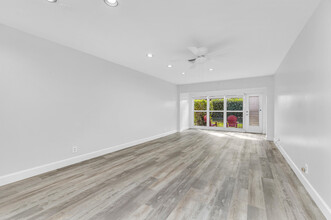 13984 Vía Flora in Delray Beach, FL - Building Photo - Building Photo