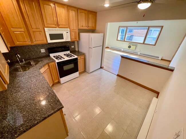 5450 W Higgins Ave, Unit 2 in Chicago, IL - Building Photo - Building Photo