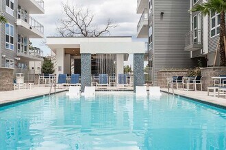 1111 N Durham Dr in Houston, TX - Foto de edificio - Building Photo