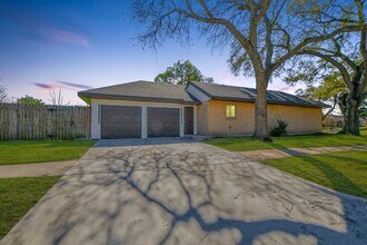 2203 Briarview Dr in Houston, TX - Building Photo - Building Photo