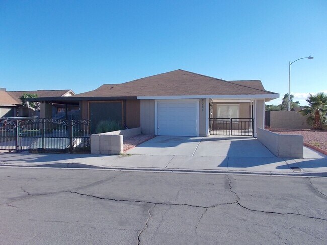 7053 Mountain Meadow Ln in Las Vegas, NV - Building Photo - Building Photo