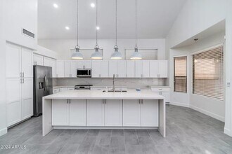 6739 E Gelding Dr in Scottsdale, AZ - Foto de edificio - Building Photo