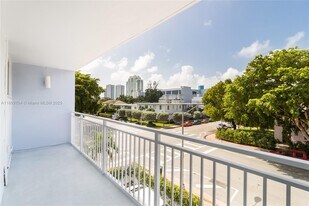 1045 10th St in Miami Beach, FL - Building Photo