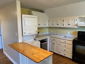 30 E Elm St, Unit B in Yarmouth, ME - Building Photo - Building Photo