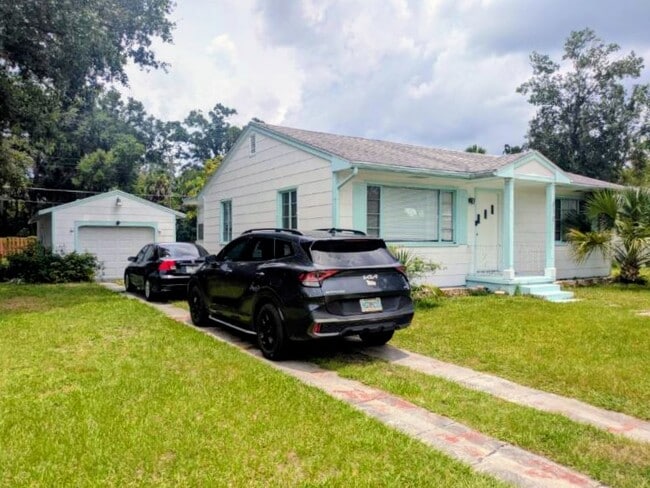 property at 818 W 20th St