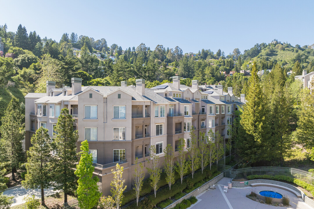 240 Caldecott Ln in Oakland, CA - Foto de edificio