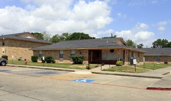 Bay Terrace Apartments in Baytown, TX - Building Photo