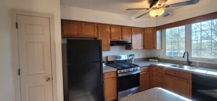 10 Woodfield Dr in Claymont, DE - Foto de edificio - Building Photo