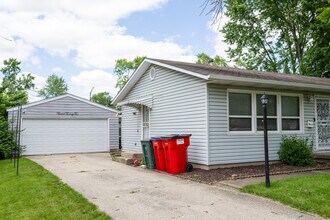 1222 Thomas Dr in Champaign, IL - Building Photo - Building Photo