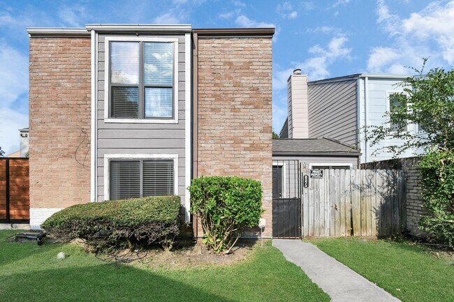 8573 Wilcrest Dr in Houston, TX - Foto de edificio - Building Photo