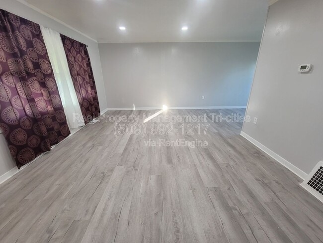 400-402 Barth Ave in Richland, WA - Building Photo - Building Photo