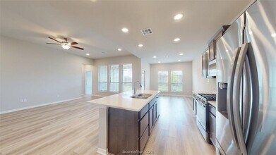 6335 Spartan Dr in College Station, TX - Foto de edificio - Building Photo