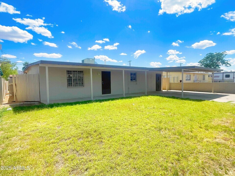 2321 E Lynne Ln in Phoenix, AZ - Building Photo