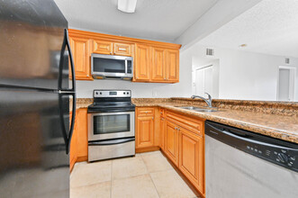 1445 Lake Crystal Dr in West Palm Beach, FL - Building Photo - Building Photo